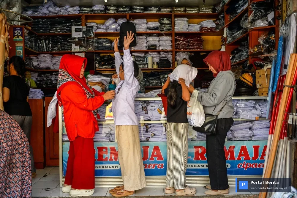 Gelombang Pembeli di Bandung: Penjualan Seragam Sekolah Meroket Jelang Tahun Ajaran Baru 2026!